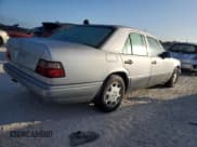 ✅ 1994 Mercedes-Benz 400 E • VIN: WDBEA34E7RC127977 • Лот: 75604314. Опубликован ранее на Copart с пробегом Не указан. Бесплатный доступ к архиву аукционных продаж из США и подробный отчёт об истории автомобиля на DreamBid. Изображение 3.