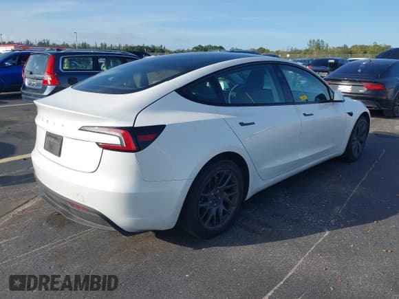 ✅ 2025 Tesla Model 3 Long Range • VIN: 5YJ3E1EA2SF933926 • Lot: 43537655. Wystawiony na IAAI z przebiegiem 6 306 mil. Bezpłatny archiwum sprzedaży aukcyjnych z USA i szczegółowy raport historii pojazdu na DreamBid. Zdjęcie 4.