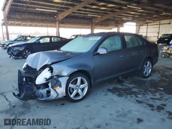 ✅ 2010 Volkswagen Jetta Limited Edition • VIN: 3VWAZ7AJ8AM099270 • Lot: 82546295. Wystawiony na Copart z przebiegiem 95 622 mil. Bezpłatny archiwum sprzedaży aukcyjnych z USA i szczegółowy raport historii pojazdu na DreamBid. Zdjęcie 1.