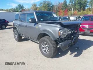 ✅ 2023 Ford Bronco • VIN: 1FMEE5DP6PLC01482 • Lot: 43247895. Wystawiony na IAAI z przebiegiem 27 335 mil. Bezpłatny archiwum sprzedaży aukcyjnych z USA i szczegółowy raport historii pojazdu na DreamBid. Zdjęcie 1.