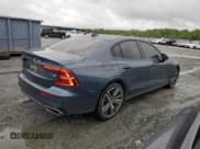 ✅ 2019 Volvo S60 R-Design • VIN: 7JRA22TM8KG006049 • Lot: 51668305. Wystawiony na Copart z przebiegiem 84 575 mil. Bezpłatny archiwum sprzedaży aukcyjnych z USA i szczegółowy raport historii pojazdu na DreamBid. Zdjęcie 3.