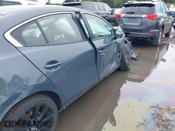 ✅ 2023 Mazda 3 S Carbon Edition • VIN: 3MZBPBCM6PM360201 • Lot: 42380739. Wystawiony na IAAI z przebiegiem 59 030 mil. Bezpłatny archiwum sprzedaży aukcyjnych z USA i szczegółowy raport historii pojazdu na DreamBid. Zdjęcie 18.