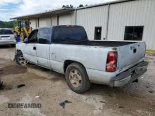 2005 Chevrolet Silverado 1500 LS z VIN 2GCEC19V551178113, wystawiony jako Copart lot #69581774 z przebiegiem 247 635 mil mil oraz Szkoda całkowita • Salvage title. Historia ofert i sprzedaży dostępna na DreamBid. Obrazek 2.
