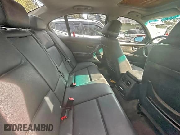 ✅ 2007 BMW 3 Series 328i • VIN: WBAVA37557NE29329 • Лот: 96198485. Опубликован ранее на Copart с пробегом Не указан. Бесплатный доступ к архиву аукционных продаж из США и подробный отчёт об истории автомобиля на DreamBid. Изображение 6.