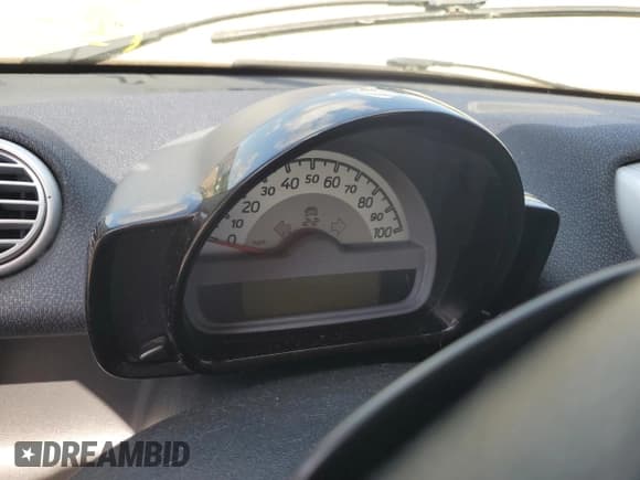 ✅ 2015 Smart fortwo Passion • VIN: WMEEK3BA5FK833086 • Lot: 68665935. Wystawiony na Copart z przebiegiem Nie podano. Bezpłatny archiwum sprzedaży aukcyjnych z USA i szczegółowy raport historii pojazdu na DreamBid. Zdjęcie 9.