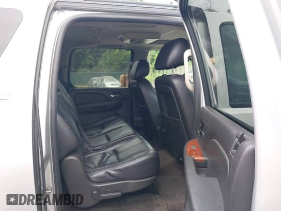 2014 Chevrolet Suburban LT z VIN 1GNSKJE70ER215516, wystawiony jako IAAI lot #42892191 z przebiegiem 201 872 mil mil oraz . Historia ofert i sprzedaży dostępna na DreamBid. Obrazek 8.