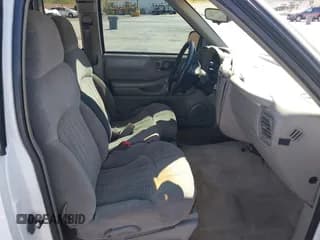 ✅ 2000 Chevrolet S-10 LS • VIN: 1GCCS1947Y8107823 • Лот: 42003992. Опубликован ранее на IAAI с пробегом 236 344 миль. Бесплатный доступ к архиву аукционных продаж из США и подробный отчёт об истории автомобиля на DreamBid. Изображение 5.