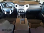 ✅ 2017 Toyota Tundra SR5 • VIN: 5TFEY5F13HX213331 • Лот: 64334135. Опубликован ранее на Copart с пробегом 76 455 миль. Бесплатный доступ к архиву аукционных продаж из США и подробный отчёт об истории автомобиля на DreamBid. Изображение 8.