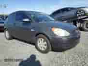 2008 Hyundai Accent GS z VIN KMHCM36C48U068659, wystawiony jako Copart lot #76048994 z przebiegiem 123 108 mil mil oraz Szkoda całkowita • Salvage title. Historia ofert i sprzedaży dostępna na DreamBid. Obrazek 4.
