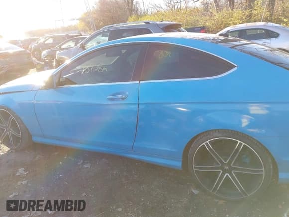 ✅ 2014 Mercedes-Benz C 250 • VIN: WDDGJ4HB8EG211556 • Lot: 40831987. Listed on IAAI with 98,958 mi. Free auction sales archive from the USA and detailed vehicle history report at DreamBid. Image 14.