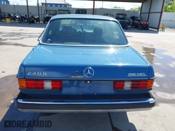 ✅ 1983 Mercedes-Benz 240 • VIN: WDBAB23A0DB398608 • Лот: 42581650. Опубликован ранее на IAAI с пробегом 276 751 миль. Бесплатный доступ к архиву аукционных продаж из США и подробный отчёт об истории автомобиля на DreamBid. Изображение 16.