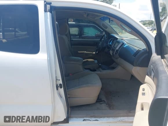 ✅ 2005 Toyota Tacoma • VIN: 5TEUU42N55Z035078 • Lot: 42428869. Listed on IAAI with 304,345 mi. Free auction sales archive from the USA and detailed vehicle history report at DreamBid. Image 5.