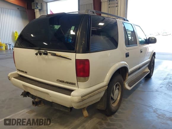 ✅ 1995 Chevrolet Blazer • VIN: 1GNDT13W0S2182537 • Lot: 42647704. Wystawiony na IAAI z przebiegiem 288 515 mil. Bezpłatny archiwum sprzedaży aukcyjnych z USA i szczegółowy raport historii pojazdu na DreamBid. Zdjęcie 4.