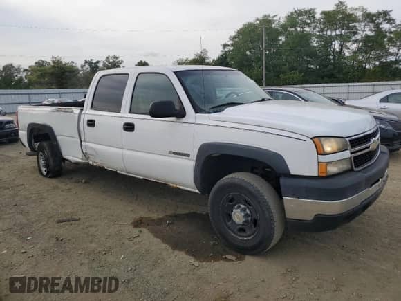 ✅ 2007 Chevrolet Silverado 2500HD LS • VIN: 1GCHC23U37F198200 • Lot: 81631835. Wystawiony na Copart z przebiegiem Nie podano. Bezpłatny archiwum sprzedaży aukcyjnych z USA i szczegółowy raport historii pojazdu na DreamBid. Zdjęcie 4.