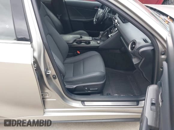 ✅ 2022 Lexus IS 300 • VIN: JTHD81F21N5049290 • Lot: 43685328. Wystawiony na IAAI z przebiegiem 44 049 mil. Bezpłatny archiwum sprzedaży aukcyjnych z USA i szczegółowy raport historii pojazdu na DreamBid. Zdjęcie 5.