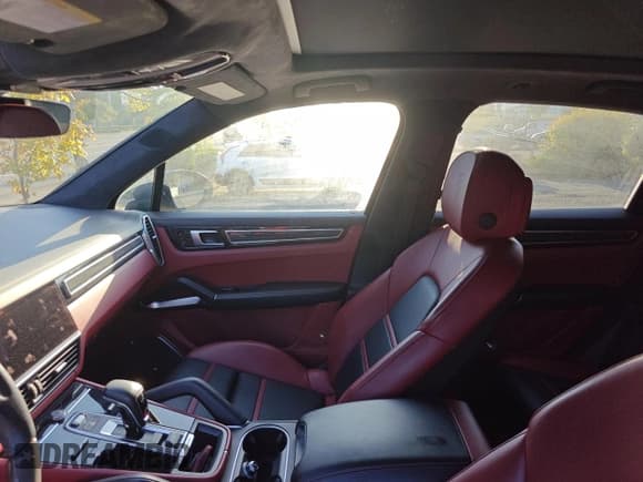 ✅ 2021 Porsche Cayenne Turbo • VIN: WP1AF2AY4MDA36774 • Lot: 82140205. Wystawiony na Copart z przebiegiem 39 363 mil. Bezpłatny archiwum sprzedaży aukcyjnych z USA i szczegółowy raport historii pojazdu na DreamBid. Zdjęcie 5.