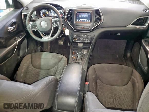 ✅ 2019 Jeep Cherokee Latitude • VIN: 1C4PJLCB6KD203237 • Lot: 92636515. Wystawiony na Copart z przebiegiem 123 403 mil. Bezpłatny archiwum sprzedaży aukcyjnych z USA i szczegółowy raport historii pojazdu na DreamBid. Zdjęcie 8.