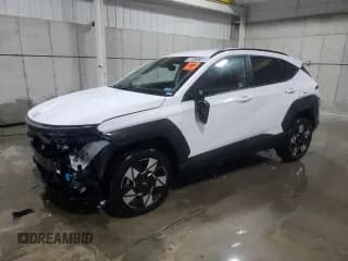 ✅ 2025 Hyundai Kona SEL • VIN: KM8HBCAB8SU225191 • Лот: 92074165. Опубликован ранее на Copart с пробегом 28 983 миль. Бесплатный доступ к архиву аукционных продаж из США и подробный отчёт об истории автомобиля на DreamBid. Изображение 1.