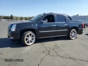 ✅ 2013 Cadillac Escalade EXT Premium • VIN: 3GYT4NEF5DG158809 • Лот: 70858975. Опубликован ранее на Copart с пробегом 138 887 миль. Бесплатный доступ к архиву аукционных продаж из США и подробный отчёт об истории автомобиля на DreamBid. Изображение 1.