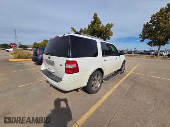 ✅ 2010 Ford Expedition Limited • VIN: 1FMJU1K55AEB56669 • Lot: 91280705. Wystawiony na Copart z przebiegiem 161 558 mil. Bezpłatny archiwum sprzedaży aukcyjnych z USA i szczegółowy raport historii pojazdu na DreamBid. Zdjęcie 4.