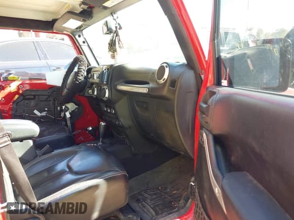 ✅ 2017 Jeep Wrangler Unlimited Sahara • VIN: 1C4HJWEG6HL518746 • Lot: 43528562. Wystawiony na IAAI z przebiegiem 124 601 mil. Bezpłatny archiwum sprzedaży aukcyjnych z USA i szczegółowy raport historii pojazdu na DreamBid. Zdjęcie 5.