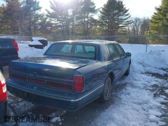 ✅ 1995 Lincoln Town Car Signature • VIN: 1LNLM82WXSY688851 • Lot: 43829532. Listed on IAAI with 190,300 mi. Free auction sales archive from the USA and detailed vehicle history report at DreamBid. Image 4.