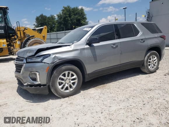✅ 2023 Chevrolet Traverse LS • VIN: 1GNERFKW9PJ213153 • Lot: 67842944. Wystawiony na Copart z przebiegiem 13 056 mil. Bezpłatny archiwum sprzedaży aukcyjnych z USA i szczegółowy raport historii pojazdu na DreamBid. Zdjęcie 1.