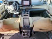 ✅ 2021 Toyota Sienna XLE • VIN: 5TDYRKEC9MS039244 • Lot: 82361665. Wystawiony na Copart z przebiegiem 50 889 mil. Bezpłatny archiwum sprzedaży aukcyjnych z USA i szczegółowy raport historii pojazdu na DreamBid. Zdjęcie 8.