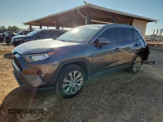 ✅ 2021 Toyota RAV4 XLE Premium • VIN: 2T3C1RFV9MC121064 • Лот: 84405285. Опубликован ранее на Copart с пробегом 147 278 миль. Бесплатный доступ к архиву аукционных продаж из США и подробный отчёт об истории автомобиля на DreamBid. Изображение 1.