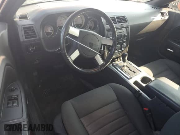 2009 Dodge Challenger SE z VIN 2B3LJ44V09H522578, wystawiony jako Copart lot #71473324 z przebiegiem 127 289 mil mil oraz Szkoda całkowita • Salvage title. Historia ofert i sprzedaży dostępna na DreamBid. Obrazek 8.