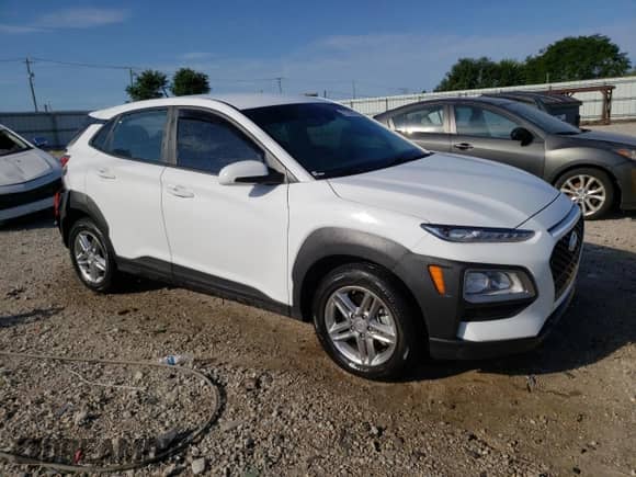 ✅ 2021 Hyundai Kona SE • VIN: KM8K1CAA4MU748470 • Lot: 66605463. Wystawiony na Copart z przebiegiem 20 480 mil mil. Skorzystaj z bezpłatnego archiwum sprzedaży aukcyjnych z USA i zobacz szczegółowy raport historii pojazdu na DreamBid. Zdjęcie 4.
