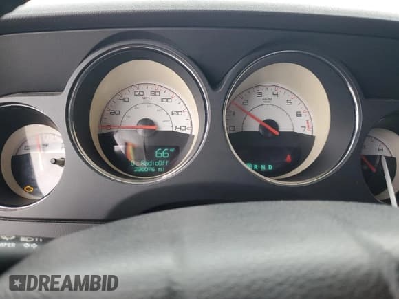 ✅ 2014 Dodge Challenger SXT • VIN: 2C3CDYAG5EH311359 • Lot: 70916784. Wystawiony na Copart z przebiegiem 236 076 mil. Bezpłatny archiwum sprzedaży aukcyjnych z USA i szczegółowy raport historii pojazdu na DreamBid. Zdjęcie 9.