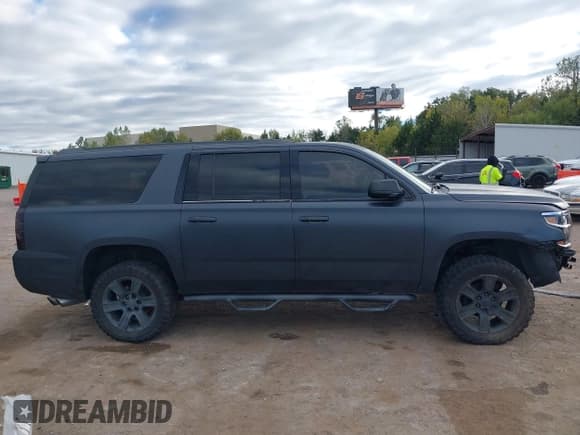 ✅ 2016 Chevrolet Suburban LT • VIN: 1GNSKHKC9GR317622 • Lot: 43579400. Wystawiony na IAAI z przebiegiem 92 808 mil. Bezpłatny archiwum sprzedaży aukcyjnych z USA i szczegółowy raport historii pojazdu na DreamBid. Zdjęcie 14.