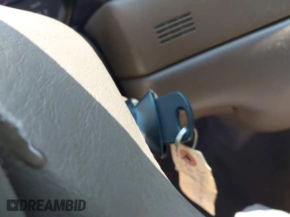 ✅ 1998 Lincoln Town Car Signature • VIN: 1LNFM82WXWY637398 • Lot: 42658093. Listed on IAAI with 91,600 mi. Free auction sales archive from the USA and detailed vehicle history report at DreamBid. Image 11.