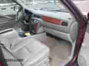 2008 Chevrolet Suburban LTZ z VIN 1GNFK16338R165602, wystawiony jako IAAI lot #43371754 z przebiegiem 218 342 mil mil oraz . Historia ofert i sprzedaży dostępna na DreamBid. Obrazek 5.