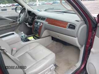 2008 Chevrolet Suburban LTZ z VIN 1GNFK16338R165602, wystawiony jako IAAI lot #43371754 z przebiegiem 218 342 mil mil oraz . Historia ofert i sprzedaży dostępna na DreamBid. Obrazek 5.