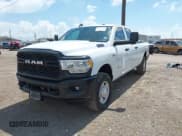 ✅ 2022 Ram 2500 Tradesman • VIN: 3C6UR5HJ4NG345415 • Lot: 42565756. Wystawiony na IAAI z przebiegiem 131 495 mil. Bezpłatny archiwum sprzedaży aukcyjnych z USA i szczegółowy raport historii pojazdu na DreamBid. Zdjęcie 2.