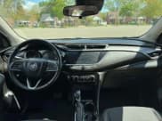 ✅ 2021 Buick Encore GX Preferred • VIN: KL4MMBS21MB099514 • Lot: 93111175. Wystawiony na Copart z przebiegiem 41 786 mil. Bezpłatny archiwum sprzedaży aukcyjnych z USA i szczegółowy raport historii pojazdu na DreamBid. Zdjęcie 9.