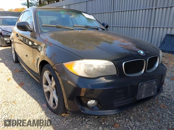 ✅ 2013 BMW 1 Series 128i • VIN: WBAUP9C52DVS94371 • Lot: 43637948. Wystawiony na IAAI z przebiegiem 135 754 mil. Bezpłatny archiwum sprzedaży aukcyjnych z USA i szczegółowy raport historii pojazdu na DreamBid. Zdjęcie 1.