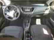 2018 Hyundai Accent SE z VIN 3KPC24A37JE020360, wystawiony jako Copart lot #84062365 z przebiegiem 78 803 mil mil oraz Szkoda całkowita • Salvage title. Historia ofert i sprzedaży dostępna na DreamBid. Obrazek 8.