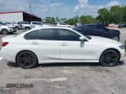 ✅ 2022 BMW 3 Series 330i • VIN: 3MW5R1J09N8C29531 • Lot: 43074092. Wystawiony na IAAI z przebiegiem 39 427 mil. Bezpłatny archiwum sprzedaży aukcyjnych z USA i szczegółowy raport historii pojazdu na DreamBid. Zdjęcie 13.