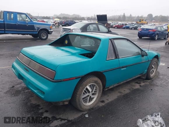 ✅ 1988 Pontiac Fiero • VIN: 1G2PE11R1JP210798 • Lot: 43472064. Wystawiony na IAAI z przebiegiem 136 233 mil. Bezpłatny archiwum sprzedaży aukcyjnych z USA i szczegółowy raport historii pojazdu na DreamBid. Zdjęcie 4.