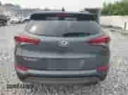 2018 Hyundai Tucson Value z VIN KM8J33A26JU784560, wystawiony jako Copart lot #61024255 z przebiegiem 111 219 mil mil oraz Czysty tytuł • Clean title. Historia ofert i sprzedaży dostępna na DreamBid. Obrazek 6.