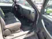 2004 Chevrolet Silverado 1500 z VIN 1GCEC14T44Z315053, wystawiony jako IAAI lot #42557998 z przebiegiem 130 016 mil mil oraz . Historia ofert i sprzedaży dostępna na DreamBid. Obrazek 5.