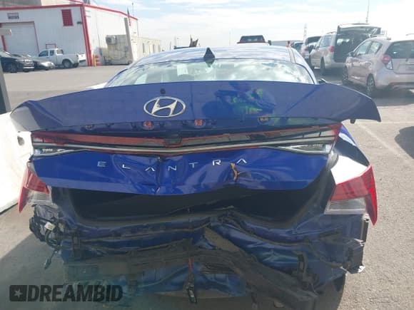 ✅ 2022 Hyundai Elantra SEL • VIN: KMHLN4AG5NU318452 • Lot: 43289745. Listed on IAAI with 41,942 mi. Free auction sales archive from the USA and detailed vehicle history report at DreamBid. Image 17.