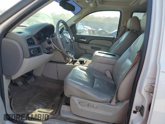 ✅ 2011 Chevrolet Suburban LTZ • VIN: 1GNSCKE00BR216666 • Lot: 77368824. Wystawiony na Copart z przebiegiem 185 922 mil. Bezpłatny archiwum sprzedaży aukcyjnych z USA i szczegółowy raport historii pojazdu na DreamBid. Zdjęcie 7.