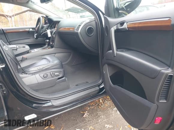 ✅ 2015 Audi Q7 Premium Plus • VIN: WA1LGAFE4FD030454 • Lot: 43647798. Wystawiony na IAAI z przebiegiem 161 147 mil. Bezpłatny archiwum sprzedaży aukcyjnych z USA i szczegółowy raport historii pojazdu na DreamBid. Zdjęcie 5.