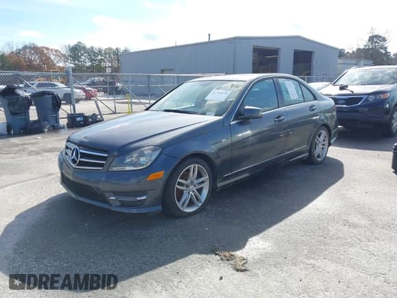 ✅ 2014 Mercedes-Benz C 250 Sport • VIN: WDDGF4HBXEG233110 • Lot: 43793050. Wystawiony na IAAI z przebiegiem 107 449 mil. Bezpłatny archiwum sprzedaży aukcyjnych z USA i szczegółowy raport historii pojazdu na DreamBid. Zdjęcie 2.