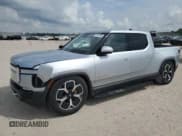 ✅ 2023 Rivian R1T Adventure • VIN: 7FCTGAAA1PN020612 • Lot: 72971044. Wystawiony na Copart z przebiegiem 7 858 mil. Bezpłatny archiwum sprzedaży aukcyjnych z USA i szczegółowy raport historii pojazdu na DreamBid. Zdjęcie 1.