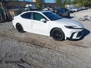 ✅ 2025 Toyota Camry SE • VIN: 4T1DAACK3SU575511 • Лот: 43449178. Опубликован ранее на IAAI с пробегом 9 721 миль. Бесплатный доступ к архиву аукционных продаж из США и подробный отчёт об истории автомобиля на DreamBid. Изображение 1.